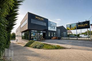 Découvrez ce bâtiment d’entreprise indépendant bénéficiant d’une situation stratégique le long de la Bergensesteenweg à Lot. Grâce à sa proximité avec l’E19 et le R0, le bien bénéficie d’une excellente accessibilité ainsi que d’une forte visibilité.<br /><br />Le bâtiment offre une superficie totale de 1 500 m², répartie sur plusieurs espaces fonctionnels. Le rez-de-chaussée comprend un showroom de 500 m², tandis que le niveau -1 dispose d’un atelier de 500 m². Le premier étage comprend 350 m² de bureaux/showroom, complétés par un loft lumineux de 150 m² offrant une vue magnifique sur les champs. Ce loft est équipé de la climatisation, d’une cuisine aménagée et d’une pièce séparée. Il offre également une belle vue sur les espaces verts et les champs environnants.<br /><br />Le bâtiment dispose d’une hauteur libre de 3,30 m au rez-de-chaussée et au niveau -1, et de 2,70 m au premier étage. Des sanitaires sont présents au rez-de-chaussée et au premier étage. L’atelier/espace de stockage est accessible via une porte coulissante (1,55 m L x 2,25 m H).<br /><br />Le bâtiment est équipé d’une combinaison d’une chaudière au gaz et d’une pompe à chaleur, d’une bonne isolation ainsi que de pas moins de 139 panneaux solaires, contribuant à une réduction significative de la consommation énergétique.<br />La parcelle entièrement clôturée dispose de vastes possibilités de stationnement aménagées à l’avant et à l’arrière du bâtiment, ainsi que d’une zone pratique dédiée aux livraisons.<br /><br />Contactez <strong>PANORAMA B2B</strong> pour plus d’informations, les plans ou organiser une visite sans engagement au <strong>0479 70 70 70</strong>.