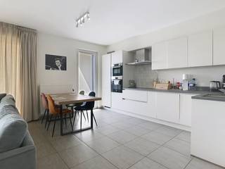 De snelste manier om een bezoek te brengen aan dit appartement? Vraag je bezoek aan via de rode knop op onze website (www.dewaele.com) en je...