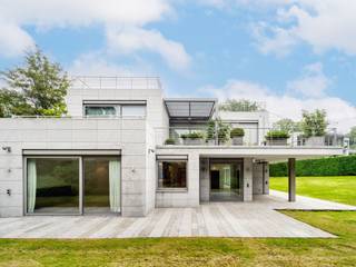 Op een van de meest prestigieuze lanen van Ukkel en in de gewilde wijk Sterrenwacht ligt dit appartement op tuinniveau met ongeveer 446 m²...