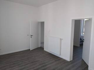 Dit uitstekend gelegen investeringspand in het centrum van Handzame vormt een unieke opportuniteit voor vastgoedinvesteerders. Het gebouw omvat vier volledig gerenoveerde appartementen, verdeeld over twee verdiepingen. Elk appartement beschikt over twee slaapkamers, waarvan twee units als duplex zijn ingericht. De bewoonbare oppervlaktes variëren tussen 82 m² en 90 m².<br />De grondige renovatie werd uitgevoerd in de periode 2019–2020, met bijzondere aandacht voor duurzaamheid en het gebruik van kwalitatieve materialen. Momenteel zijn alle appartementen <strong>verhuurd via het Sociaal Verhuurkantoor (SVK) tot en met 31 augustus 2029</strong>, wat zorgt voor een stabiele en langdurige huuropbrengst. Het SVK staat in voor het dagelijks beheer, onderhoud en eventuele herstellingen, volledig volgens het Vlaamse Woninghuurdecreet. Bovendien beschikken alle appartementen over gunstige EPC-scores.<br /><br />De EPC-waarden zijn als volgt:
<ul>
<li><strong>Appartement gelijkvloers</strong>: label C – 207 kWh/m² – 82 m²</li>
<li><strong>Appartement gelijkvloers</strong>: label C – 228 kWh/m² – 82 m²</li>
<li><strong>Duplexappartement</strong>: label B – 127 kWh/m² – 90 m²</li>
<li><strong>Duplexappartement</strong>: label B – 156 kWh/m² – 86 m²</li>
</ul>
Een extra troef is de aanwezigheid van meerdere parkeerplaatsen achteraan het gebouw. Daarnaast geniet het pand van een centrale ligging met vlotte verbindingen en een directe nabijheid van winkels, scholen en openbaar vervoer.<br /><br />Aarzel niet om deze uitzonderlijke investeringskans te ontdekken. Contacteer ons vrijblijvend voor meer informatie of een bezoek. Wij begeleiden u graag met de glimlach in uw zoektocht naar het ideale investerings- of commercieel pand. Tel. 051 62 40 40