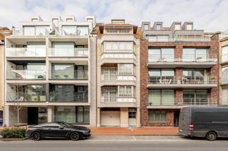 <p><strong>À vendre en exclusivité<br /><br />Appartement 2 chambres idéalement situé, à distance de marche des boutiques, des restaurants et de la plage.</strong></p>
<p>Disposition : hall d’entrée avec vestiaire et toilette invités. Spacieux séjour lumineux avec accès à la terrasse. Cuisine ouverte avec débarras attenant.</p>
<p>À l’arrière se trouvent deux chambres, dont une actuellement aménagée en bureau. Les deux chambres donnent accès à la terrasse arrière et disposent chacune de leur salle de bains ensuite.</p>
<p>Possibilité d’acquérir un emplacement de parking au rez-de-chaussée dans la résidence</p>