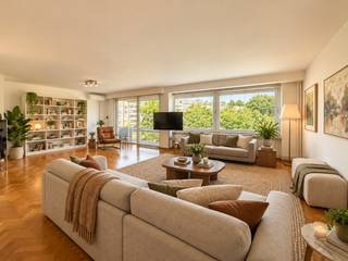 Welkom in dit uitzonderlijk ruime appartement (177m²) op de vijfde verdieping, gelegen aan de prestigieuze Van Eycklei in Antwerpen. Hier woont u op een toplocatie aan de rand van het historisch centrum, met een frontaal en adembenemend zicht op het Stadspark.<br />Dankzij de centrale ligging aan de Leien geniet u van een uitstekende bereikbaarheid, met tram en bus binnen wandelafstand en het Centraal Station vlakbij. Winkels, scholen, horeca en andere voorzieningen bevinden zich in de onmiddellijke omgeving. Bovendien bent u in enkele minuten op de Ring en de E19. Hier combineert u het bruisende stadsleven met rust, ruimte en groen.<br /><br />Indeling van het appartement:<br />Via de riante inkomhal met discreet weggewerkte vestiaire wordt u verwelkomd in een ruim en elegant appartement. De lichtrijke leefruimte bestaat uit een salon en eetkamer en biedt een fenomenaal uitzicht over het Stadspark, net boven de kruin van de bomen.<br />De aparte keuken is ruim en praktisch ingericht, voorzien van alle toestellen en met discreet weggewerkte aansluitingen voor wasmachine en droogkast en biedt ruimte voor een ontbijthoek.<br />Via de nachthal bereikt u twee badkamers: één met douche en toilet, en één met ligbad en dubbele lavabo. Verder beschikt het appartement over twee zeer ruime slaapkamers. De master bedroom is uitgerust met een op maat gemaakte kleerkast. De tweede slaapkamer werd slim opgedeeld in een slaapruimte en een bureau, met directe toegang tot het zuidgerichte terras.<br />Het appartement kan bovendien eenvoudig opnieuw worden ingericht naar drie slaapkamers, wat extra flexibiliteit biedt.<br /> Verder is er nog een apart gastentoilet.<br /><br />Buitenruimte:<br />Vooraan geniet u van een balkon met een fantastisch zicht op het Stadspark, terwijl u achteraan beschikt over een zuidgericht terras (ca. 6 m²) waar u in alle rust kan ontspannen.<br /><br />Parkeren:<br />Het appartement beschikt over een ruime kelderberging (ca. 6m²) dewelke is inbegrepen in de prijs. Een private staanplaats in de ondergrondse parkeerkelder (inrit via Edelinckstraat) is aan te kopen aan € 50.000.<br /><br />Troeven van het appartement:<br />- Bijzonder en frontaal zicht op het Stadspark<br />- Zeer ruim en lichtrijk appartement<br />- Instapklaar en kwalitatief materialenkeuze<br />- Mogelijkheid tot 3 slaapkamers<br />- Twee badkamers<br />- Zuidgericht terras + balkon vooraan<br />- Privé staanplaats en kelderberging<br />- Energiezuinig B-label<br />- Airco<br />- Topligging aan de rand van het historisch centrum<br />- Inpandige staanplaats aan te kopen aan € 50.000,- <br /><br />Kortom:<br />Dit appartement is ideaal voor gezinnen die ruim willen wonen vlakbij het centrum, maar ook voor koppels of senioren die comfort, licht en een uitzonderlijke ligging zoeken.<br />Hier woont u met een fenomenaal uitzicht over Antwerpen, omgeven door groen en toch midden in de stad — een zeldzame combinatie die doet denken aan wonen aan Central Park in New York. Absoluut een bezoek waard!