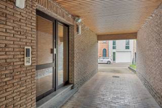 <p>Cet appartement à rafraîchir de deux chambres avec garage se trouve dans une petite résidence de seulement cinq unités, au calme et à distance de marche du centre de Louvain. Il constitue une excellente base pour les personnes à la recherche d’un bien spacieux, doté d’une grande terrasse et offrant la liberté de créer un intérieur entièrement personnalisé.</p><p>Dès l’entrée, vous découvrez un séjour spacieux offrant suffisamment de place pour aménager un agréable salon et un coin repas. La cuisine attenante est actuellement séparée, mais elle peut être ouverte sur le séjour afin de créer une pièce de vie plus vaste et contemporaine. Des plans d’architecte sont déjà disponibles et permettent de visualiser les différentes possibilités de réaménagement.</p><p>L’appartement dispose de deux chambres à coucher. Il conviendra ainsi à un couple, à une petite famille ou à une personne souhaitant disposer d’un bureau, d’une chambre d’amis ou d’un espace polyvalent. Les travaux de rafraîchissement représentent une belle occasion d’adapter entièrement le bien à vos goûts et à votre manière de vivre.</p><p>La grande terrasse orientée sud-est constitue l’un des principaux atouts de l’appartement. Son orientation permet de profiter d’une belle luminosité et offre suffisamment d’espace pour prendre ses repas, se détendre ou aménager un coin de verdure.</p><p>Un garage box situé à l’arrière de la parcelle est également compris dans la vente. Il offre une solution de stationnement confortable et peut également servir d’espace de rangement supplémentaire. Un avantage particulièrement appréciable à proximité du centre de Louvain.</p><p>La situation combine calme et excellente accessibilité. Le centre de Louvain est accessible à pied, tout comme les commerces, les restaurants, les transports en commun et les principales commodités. Vous profitez ainsi d’un environnement paisible et à taille humaine, sans renoncer aux avantages de la ville.</p><p>Vous souhaitez découvrir en priorité le potentiel de cet appartement avec garage? La vente débute par une Avant-Première exclusive le 5 août. Planifiez votre visite via le bouton violet « Prendre rendez-vous » sur notre site. La période d’offre se termine le 10 août à 21 h 00. Le règlement de l’Avant-Première est disponible dans la rubrique des téléchargements.</p>