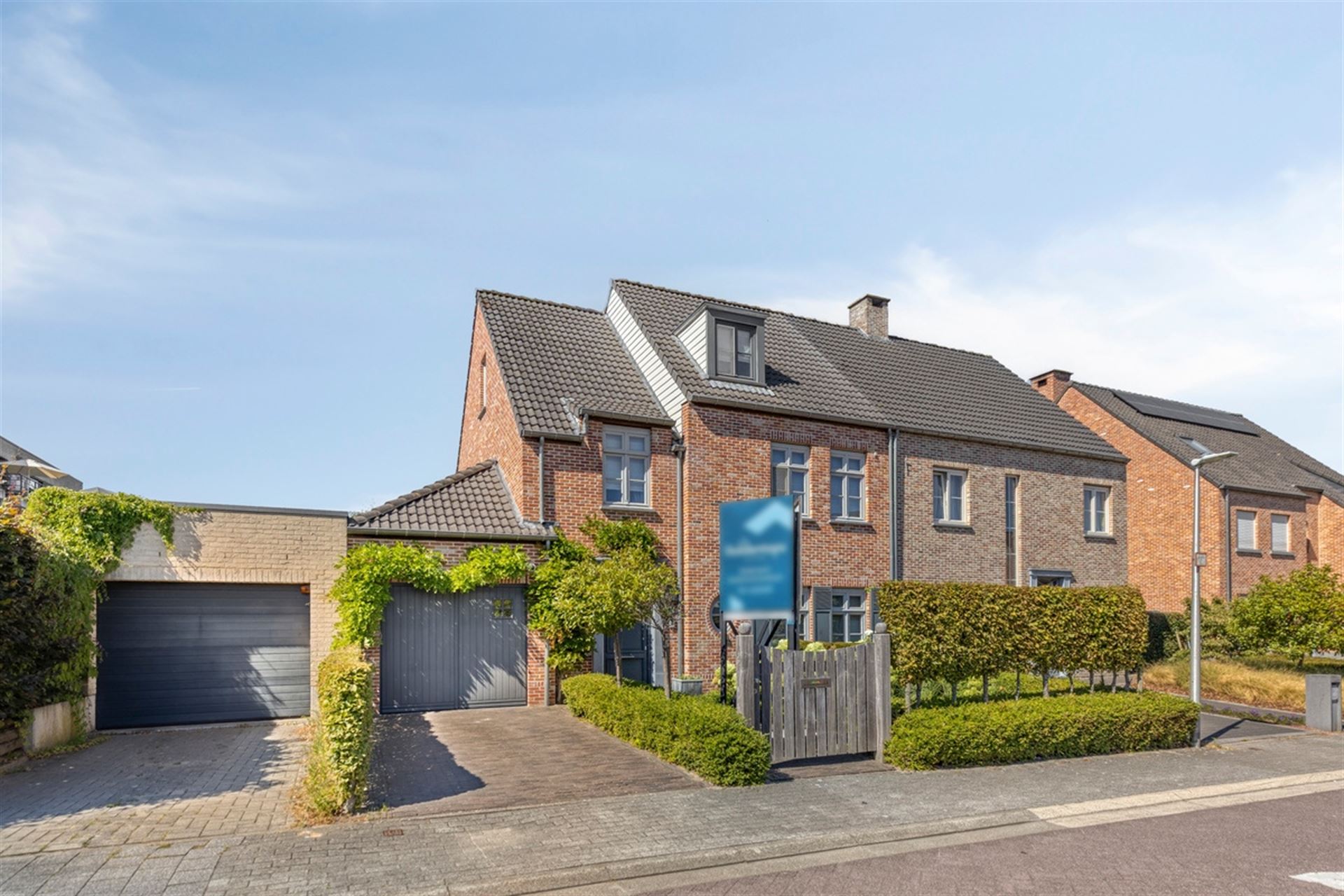 Instapklare half open woning op topligging in Boechout - foto 1