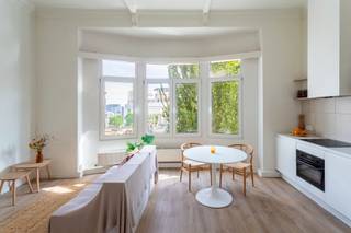 <p><strong>Appartement prêt à emménager dans le quartier Brederode</strong></p>
<p>Vous cherchez un appartement prêt à emménager dans l’un des quartiers les plus recherchés d’Anvers ? Ce bijou entièrement rénové (2022) allie charme, confort et efficacité énergétique dans un immeuble à petite échelle avec de faibles charges.</p>
<p>Le séjour, avec ses hauts plafonds et ses trois grandes fenêtres, est baigné de lumière naturelle et offre une vue dégagée sans vis-à-vis. La cuisine ouverte est entièrement équipée d’appareils de qualité (four combiné, lave-vaisselle, réfrigérateur avec compartiment congélateur, hotte, lave-linge et sèche-linge) et s’intègre harmonieusement dans l’intérieur.</p>
<p>À l’arrière se trouve la chambre spacieuse avec salle de bain attenante, équipée d’une douche à effet pluie moderne, d’un WC suspendu et d’un lavabo simple.</p>
<p>Ici, vous vivez à distance de marche du quartier du Sud, du cœur d’Anvers et de plusieurs parcs. Le Musée des Beaux-Arts se trouve à seulement 200 mètres, entouré de restaurants renommés, de cafés et de bars à café agréables. Le nouveau parc du Sud et les quais de l’Escaut sont à deux pas. Commerces, stations Velo et transports en commun ? Tout est accessible à pied.</p>
<p>L’appartement est actuellement loué pour 856,73 euros par mois.</p>
<p>(Les photos montrent l’appartement du premier étage. Celui à vendre se situe au deuxième étage.)</p>
<p>Une occasion rare. Contactez LISTED dès aujourd’hui pour une visite : +32 3 283 51 51.</p>