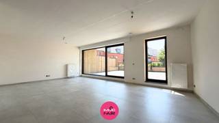 Dit appartement maakt deel uit van Residentie ‘Albatross’, een residentie bestaande uit 7 wooneenheden, gelegen in hartje Lanaken. Je bevindt je hier in het bourgondische centrum met tal van boetiekjes, restaurants en supermarkten. Daarnaast bevindt het openbaar vervoer en tal van scholen zich op een steenworp afstand. Van hieruit heb je een goede verbinding naar Maastricht, Genk en Bilzen. Ook de oprit van de E314/E313 is van hieruit vlot bereikbaar.<br /><br />De vraagprijs is exclusief 6% btw.<br /><br />Dit appartement is gelegen op de eerste verdieping en is bereikbaar via een lift.<br /><br />Via de inkomhal met gastentoilet bereik je de leefruimtes van het appartement. Er is een lichtrijke leefruimte van 22 m² met open keuken. De kamerbrede raampartijen zorgen voor een optimaal contact met het zonnige, ruime terras van bijna 40 m².<br /><br />Naast de keuken is er een praktische berging/technische ruimte. Verder zijn er twee slaapkamers van 15 en 11 m² en een badkamer met inloopdouche en lavabomeubel.<br /><br />Bij de appartementen werd er extra aandacht besteed aan optimale (geluids)isolatie. Bovendien zijn de appartementen uitgerust met ventilatiesysteem D. <br /><br />Het appartement wordt verkocht inclusief kelderberging. De verkoop van het appartement is gekoppeld aan een afgesloten, ondergrondse garage met sectionale poort en deze bedraagt 25.000 euro. <br /><br />De getoonde impressies zijn indicatief. De appartementen worden afgewerkt volgens smaak en budget.<br /><br />Op zoek naar een instapklaar, lichtrijk en energiezuinig appartement in hartje Lanaken? Bel dan vandaag nog 089 390 990 of mail naar info@immofair.be!