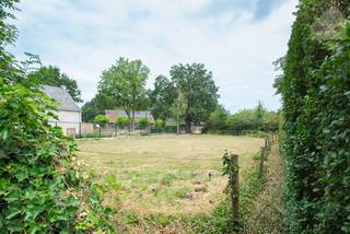 <p>Mooi perceel bouwgrond - 10a 32ca - perceelbreedte 20m - voor open bebouwing (Lot 3a op het verkavelingsplan) of een meergezinswoning, gelegen aan de dorpsrand van Meerhout.<br />Deze bouwgrond is tevens bereikbaar via de achterliggende weg.<br /><br />Gelegen in een rustige en residentiële woonomgeving combineert deze bouwgrond de charme van groen wonen met een uitstekende bereikbaarheid. Winkels, scholen, openbaar vervoer en het centrum van Meerhout bevinden zich op korte afstand, terwijl er eveneens een vlotte verbinding naar de E313 en omliggende gemeente Geel - Mol is.<br /><br />Deze bouwgrond is bestemd voor open bebouwing en biedt alle mogelijkheden om een stijlvolle vrijstaande gezinswoning te realiseren met een mooie tuin.<br /><br />Extra troef is dat volgens het geldende woonomgevingsplan, onder voorbehoud van een omgevingsvergunning en de geldende stedenbouwkundige voorschriften, ook de realisatie van een tweegezinswoning tot de mogelijkheden behoord. Dit maakt het perceel bijzonder interessant voor:</p>

<ul>
	<li><span>ouders en kinderen die dicht bij elkaar willen wonen; </span></li>
	<li><span>een kangoeroewoning of zorgwoning; </span></li>
	<li><span>investeerders die twee ruime woonentiteiten wensen te realiseren; </span></li>
	<li><span>kopers die wonen en verhuren willen combineren. </span></li>
</ul>

<p>Het woonomgevingsplan en verkavelingsvoorschriften voorzien bovendien aantrekkelijke bouwmogelijkheden voor open bebouwing, met onder meer een ruime bouwdiepte, royale bouwhoogtes en voldoende ruimte voor garage, carport en bijgebouwen, steeds met aandacht voor een kwalitatieve en groene woonomgeving.<br /><br />Oppervlakte: 10a 32ca<br />Perceelbreedte: 20 m<br />Perceeldiepte: 52,88 m links en 44,17 m rechts<br />Oriëntatie: NO<br /><br /><strong>Droom jij ervan om hier jouw eigen woning te realiseren?</strong><br />Neem vandaag nog contact met ons op voor alle informatie of een persoonlijk gesprek via info@sublimmo.be of bel ons op 014 84 83 69.</p>