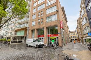 Dit commerciële hoekpand ligt pal op de levendige Groentemarkt. Door de ligging en grote raampartijen geniet u hier van optimale visibiliteit en...