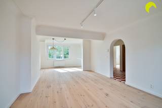 <p><span>In het centrum van Kontich bieden wij u dit gerenoveerde duplex appartement (103m²) aan met 2 slaapkamers, 2 kelders en een zuidgericht terras. Het gebouw, dat dateert van 1960, heeft een volledige renovatie ondergaan. Het appartement dat wij u aanbieden bevindt zich op de tweede en derde verdieping. Er is geen lift! Inclusief in de prijs twee kelderbergingen (met aansluiting wasmachine).<br />Gelegen in de directe nabijheid van winkels, scholen, openbaar vervoer en verbindingswegen. Tevens vindt u het centrum op wandelafstand.<br /><br /></span></p><p><span>Het appartement beschikt overal over dubbele beglazing met pvc schrijnwerk. De centrale verwarming verloopt op gas (condensatie - Bosch) en de elektriciteit is conform de voorschriften van het AREI.<br />Aan het gebouw zijn momenteel geen aanstaande kosten. Het dak werd vernieuwd en voorzien van isolatie. Na controle werd het appartement gecategoriseerd als "asbestveilig".</span></p><p><span> </span></p><p><span>Indeling:</span></p><p><span> </span></p><p><span>We betreden het appartement via de centrale inkomhal. Hier is voldoende ruimte voor een vestiaire en bevindt zich een apart gastentoilet. </span></p><p><span>We lopen verder door en bereiken de ruime en lichte leefruimte op parket. De keuken werd deels geïntegreerd in de woonkamer en beschikt over alle comfort. Vanuit de keuken is er toegang naar het zuidgerichte terras. </span></p><p><span>Er zijn twee volwaardige slaapkamers die verbonden worden door de vernieuwde badkamer met inloopdouche.</span></p><p><span>Op de derde verdieping is er een derde (slaap)kamer die dienst kan doen als bureau. Er is ook een grote berging onder het dak.</span></p><p><span>Er is geen syndicus in het gebouw. Aparte meters voor water, gas en elektriciteit.</span></p><p><span> </span></p><p><span>Graag som ik voor u nog even de troeven op van dit gerenoveerd appartement met terras:</span></p><p><span> </span></p><ul><li><span>Klein en goed onderhouden gebouw, zonder aanstaande kosten (dak reeds voorzien van isolatie).</span></li><li><span>Overal dubbele beglazing met pvc schrijnwerk, asbestveilig en elektriciteit conform.</span></li><li><span>Badkamer en keuken volledig vernieuwd.</span></li><li><span>Twee volwaardige slaapkamers + 3e (slaap)kamer/bureau</span></li><li><span>Inclusief 2 kelderbergingen</span></li></ul><p><span> </span></p><p><span>EPC: 250 kWh/m²/jaar (C-label)<br />P-score: A, G-score: A</span></p><p><span> </span></p><p><span>Voor een bezoek ter plaatse kan u ons contacteren op het nummer 03 449 42 41 of mailen naar </span><span><span>hallo@habicom.be</span></span><span>.</span></p><p><span>Benieuwd naar de waarde van uw woning? Check het gratis op </span><span><span>www.watismijnhuiswaard.be</span></span><span>.</span></p><p><span> </span></p>