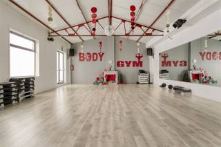 Ontdek een uitzonderlijke ondernemingskans mét woonst!Dit royale en multifunctionele vastgoed biedt alles wat een ambitieuze ondernemer nodig heeft...