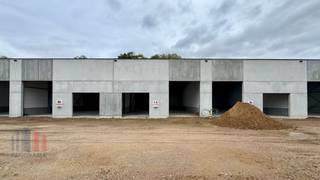 <strong>Nieuwbouw KMO-unit met een oppervlakte van 726 m²</strong> te huur met een fantastische ligging langs de commerciële Brusselbaan te Hekelgem (Affligem).<br /><br />De opslagruimte is voorzien van een ruime sectionale poort, glaspartij (3m x 3m), lichtstraat en heeft een vrije hoogte van 6 m, ideaal voor opslag/productie/atelier. Verder is de loods voorzien van nutsvoorzieningen (water, elek, en data), RWP met mogelijkheid tot aansluiting van toilet. Het magazijn maakt deel uit van fase III van het <strong>nieuwbouw KMO project 'ID Park bis'</strong>.<br /><br />Vestig uw bedrijf in ID Park bis op een uiterst centrale ligging met een <strong>fantastische bereikbaarheid dankzij de nabijheid van de E40 (6 min)</strong>. <br />Aanwezigheid van <strong>9 privatieve parkeerplaatsen</strong> (inbegrepen in de prijs). <strong>Beschikbaar vanaf 01/03/2026</strong>.<br /><br />Contacteer <strong>PANORAMA B2B</strong> voor bijkomende (technische) inlichtingen, plannen of een vrijblijvend plaatsbezoek via <strong>0477 07 30 30</strong>.