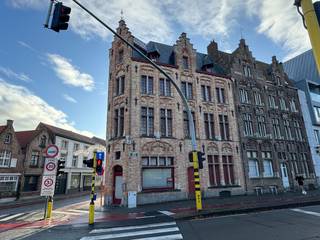 Appartement met renovatiepotentieel te koop – Brugge, tegenover de Ezelpoort<br />Op een uiterst centrale locatie aan de rand van Brugge bevindt zich dit volledig te renoveren appartement, ideaal voor kopers die op zoek zijn naar een project met potentieel op een topligging.<br />Het appartement bevindt zich aan de zijkant van een hoekgebouw langs een belangrijke invalsweg en biedt, na renovatie, tal van mogelijkheden voor eigenaars die een moderne, comfortabele woonst willen creëren op wandelafstand van het historisch centrum.<br />Indeling (voorstel)<br />Inkom<br />Leefruimte met open keuken<br />Badkamer<br />1 à 2 slaapkamers<br />Bergruimte / technische ruimte<br />Pluspunten<br />Centrale ligging met vlotte bereikbaarheid<br />Ruim renovatiepotentieel<br />Perfect voor starters, investeerders of doe-het-zelvers<br />Te koop als onderdeel van het volledige gebouw<br /><strong>!Vraagprijs volledig gebouw: €475.000! (Handelspand + woonst + appartement)</strong>