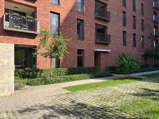 Ben je op zoek naar een nieuw thuis in het levendige centrum van Leuven? Dit moderne appartement biedt de ideale combinatie van rust en het levendige stadsleven en is daarenboven onmiddellijk beschikbaar!<br /><br />Gelegen in de nieuwe, duurzame woonwijk 'Hertogensite', biedt deze locatie een trendy woonomgeving en fungeert als een ideale uitvalsbasis, zowel voor het stadscentrum als voor de snelwegtoegang.<br /><br />Het gelijkvloerse appartement omvat een ruime woonkamer met veel natuurlijk licht, een volledig uitgeruste keuken, een overdekt terras, één ruime slaapkamer met aangrenzende badkamer, een technische berging en een apart toilet. De hoge plafonds vallen meteen op en dragen bij aan een gevoel van ruimtelijkheid in het appartement.<br /><br />Het appartement is volledig geschilderd en voorzien van moderne lichtarmaturen en passende gordijnen.<br /><br />Gebouwd in 2023 met kwalitatieve materialen, beschikt het appartement over een uitstekende EPC-score. De vloerverwarming, die per ruimte afzonderlijk kan worden geregeld, biedt niet alleen verwarming, maar kan ook de vloer passief koelen in de zomer. De vloerverwarming wordt aangestuurd door een centrale warmtepomp die de verwarming verdeelt over meerdere gebouwen. Het ventilatiesysteem heeft innovatieve kenmerken, waaronder warmteterugwinning en uiterst nauwkeurige sensoren.<br />Kortom, een duurzaam, energiezuinig en uiterst comfortabel appartement!<br />Het appartement is onmiddellijk beschikbaar vanaf 01/07/26 voor een periode van minimum 3 jaar.<br />De huurprijs bedraagt €1155 per maand + €130 provisie voor; <strong>verwarming, </strong><strong>warm water </strong>en het verbruik en onderhoud van de gemeenschappelijke delen. Koud water en elektriciteit zijn individueel.<br /><br />Lijkt dit appartement echt iets voor jou? Wees er dan snel bij en maak zelf een afspraak via onze online agenda onder 'bezoekmoment kiezen. Of neem gerust contact met ons op voor verdere informatie of om een bezichtiging te regelen, via telefoon op 016 23 90 81 (elke weekdag bereikbaar tussen 10u en 13u). Dit is een geweldige kans die u niet wilt missen!