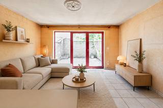 Dit te renoveren appartement van ca 55m2 maakt deel uit van een kleinschalig gebouw en heeft volgende indeling: inkomhal, leefruimte met...