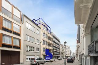 In het hart van Oostende, op een rustige locatie en toch vlakbij winkels, bakkers, bibliotheek, restaurants, de zeedijk, het strand en het openbaar vervoer, bevindt zich deze klassevolle penthouse studio (bouwjaar 2020).<br /><br />Met een netto woonoppervlakte van 52 m² en bijkomende terrassen van samen 33 m² geniet u hier van ruimte, licht en comfort op de vijfde en hoogste verdieping van een stijlvolle residentie.<br /><br />De indeling is praktisch en elegant: een inkomhal leidt naar de lichtrijke leefruimte met open, volledig ingerichte keuken en directe toegang tot de terrassen. Verder is er een vestiairehal, een apart gastentoilet, een moderne badkamer en een ruime berging. Het zuidgericht terras aan de voorzijde biedt de hele dag zon en een aangename buitenbeleving, terwijl het tweede ruime terras aan de achterzijde extra mogelijkheden schept om in alle rust te genieten. De lift brengt u rechtstreeks tot de vijfde verdieping en verleent exclusieve toegang tot deze penthouse.<br /><br />Ook op het vlak van afwerking en uitrusting laat dit appartement niets te wensen over: centrale verwarming op aardgas, ventilatiesysteem, videofoon, PVC-ramen met dubbele beglazing, vliegramen, prachtige keramische vloeren, een tijdloze en volledig uitgeruste keuken, voorziene verlichting en een frisse schilderlaag maken dit een instapklare woning.<br />Bovendien beschikt de residentie over een fietsenberging en een vuilnislokaal.<br /><br />Alle meubelen kunnen mee aangekocht worden!<br /><br />Deze penthouse studio is bijzonder geschikt als vaste verblijfplaats, tweede verblijf of investering. 