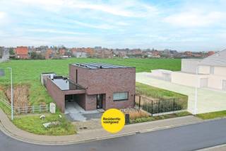 Recente, energiezuinige woning op 541 m² in doodlopende straat te Klerken!<br /><br />In een rustige en kindvriendelijke woonwijk, op het einde van een doodlopende straat, bevindt zich deze alleenstaande woning gebouwd in 2022 (wordt verkocht onder registratierechten). De woning werd opgetrokken met de nieuwste technieken, wat garant staat voor comfortabel én energiezuinig wonen.<br /><br />Via de inkomhal met apart gastentoilet en trap naar de verdieping kom je binnen in de woning. De ruime en lichtrijke leefruimte bestaat uit een gezellige zithoek en eetruimte met een volledig uitgeruste open keuken, voorzien van alle hedendaagse comfort. Aansluitend is er een praktische berging. Dankzij de grote raampartijen geniet je hier van een open en ruimtelijk gevoel met veel natuurlijk licht.<br /><br />Op de eerste verdieping bevinden zich drie volwaardige slaapkamers, een moderne badkamer met inloopdouche en dubbele lavabo, evenals een extra praktische berging.<br /><br />Buiten is het aangenaam vertoeven in de ruime tuin met open zicht op de achterliggende velden. Daarnaast beschikt de woning over zowel een garage als een carport, wat zorgt voor voldoende parkeergelegenheid en extra comfort.<br /><br />Een instapklare, recente en energiezuinige woning op een topligging voor wie rust, ruimte en hedendaags wooncomfort weet te appreciëren.<br /><br />De vermelde prijs is een richtprijs, elk bod wordt voorgelegd aan de eigenaar die zich het recht voorbehoudt om dit te aanvaarden of te weigeren.<br /><br />Neem voorsprong met een vrijblijvende en gratis schatting van uw eigendom via:<br />http://www.residentievastgoed.be/gratisonlineschatten<br /><br />EPC: A (Ref. DI00055)