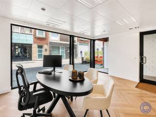 <p><span>Informatie handelspand</span></p><p><span>Op zoek naar een commerciële ruimte met uitstraling, zichtbaarheid en een centrale ligging? Dit handelspand van ca. 70 m² bevindt zich op een uitstekende locatie aan de Mechelsesteenweg in het centrum van Kontich. De ruimte geniet dankzij de brede etalage van ca. 5 meter van veel natuurlijke lichtinval én een sterke visibiliteit naar voorbijgangers en verkeer. Hierdoor is het pand uitermate geschikt voor een winkel, kantoor, vrij beroep of dienstverlenende activiteit. Binnenin werd gekozen voor een kwalitatieve en onderhoudsvriendelijke Floorify-laminaatvloer in visgraatmotief, wat zorgt voor een verzorgde en professionele uitstraling. Daarnaast beschikt het pand over een aparte keuken met kitchenette en een aparte WC met handenwasser. De commerciële ligging is een belangrijke troef: het pand bevindt zich in het centrum van Kontich, op wandelafstand van een grote publieke parking. Klanten bereiken de zaak vlot met de wagen, fiets of het openbaar vervoer. Het pand is per direct beschikbaar. De maandelijkse kast bedraagt 25 euro voor het aandeel in de brandverzekering. Privatieve meters voor elektriciteit, gas en water. </span></p><p><span> </span></p><p><span>Indeling</span></p><ul><li><span>Kantoorruimte ca. 65m² voorzien van een kwalitatieve, onderhoudsvriendelijke laminaatvloer (Floorify) in visgraat motief. De etalage zorgt voor veel lichtinval en een ideale zichtbaarheid van uw kantoor</span></li><li><span>Aparte keuken voorzien van een kitchenette</span></li><li><span>Aparte WC met handenwasser.</span></li></ul><p><span> </span></p><p><span>Extra's</span></p><ul><li><span>Etalage ca. 5m met veel visibiliteit</span></li><li><span>Ideaal als winkel/bureel/vrij beroep</span></li></ul><p><span> </span></p><p><span>Algemene informatie</span></p><ul><li><span>Huurprijs: 1.100 euro/maand</span></li><li><span>Vaste kosten: 25 EUR/maand (blokpolis)</span></li><li><span>Per direct beschikbaar </span></li></ul><p><span> </span></p><ul><li><span>Verbruik: privatieve meters voor water, gas en elektriciteit</span></li><li><span>Onroerende voorheffing ten laste van de huurder</span></li><li><span>Huurwaarborg: 6 maanden</span></li><li><span>Opmaak intredende plaatsbeschrijving: 230 EUR excl. btw per partij</span></li><li><span>Commissie: 15% op de jaarhuur excl. btw (eenmalig te betalen)</span></li></ul><p><span> </span></p><p><span>Gebouw</span></p><ul><li><span>Goed onderhouden gebouw, bestaande uit een gelijkvloers winkelpand en 3 verdiepingen met appartementen</span></li></ul><p><span> </span></p><p><span>Ligging</span></p><ul><li><span>Commerciële ligging aan de Mechelsesteenweg in het centrum van Kontich</span></li><li><span>Grote publieke parking op 50m wandelen</span></li><li><span>Klanten kunnen de winkel vlot bereiken via openbaar vervoer, fiets en wagen</span></li><li><span>MOBISCORE: 9,3/10</span></li></ul><p><span> </span></p><p><span>*De informatie in deze prospect is ter informatieve titel: de kandidaat-huurders moeten hun eigen zaak maken van het verkrijgen, controleren en interpreteren van deze informatie</span></p>