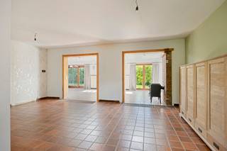 Bent u op zoek naar een woning met tal van mogelijkheden, gelegen op een uitzonderlijke locatie? Dan is deze charmante woning in Heverlee absoluut een bezoek waard.<br /><br />De woning bevindt zich in een rustige, doodlopende straat en is de laatste woning van de straat, wat zorgt voor extra privacy en een aangename woonomgeving. Naast de woning ligt natuurgebied, ideaal voor wie houdt van rust en groen. Tegelijk geniet u van een uiterst centrale ligging, vlakbij Imec, Gasthuisberg, scholen, openbaar vervoer en belangrijke invalswegen.<br /><br />Bij het betreden van de woning komt u in de inkomhal met apart toilet. De lichtrijke leefruimte sluit aan op de keuken en biedt tal van mogelijkheden om een gezellige leefomgeving te creëren. Op het gelijkvloers bevindt zich verder een slaapkamer/bureau, een badkamer en een praktische berging die ook dienst kan doen als garage.<br /><br />Op de eerste verdieping zijn er drie volwaardige slaapkamers en een tweede badkamer, wat deze woning bijzonder geschikt maakt voor gezinnen.<br />Buiten geniet u van een aangename tuin en terras waar u in alle rust kan ontspannen.<br /><br />Deze woning biedt bijzonder veel potentieel en kan volledig naar eigen smaak worden ingericht en gemoderniseerd. Dankzij de ruime indeling en de uitstekende ligging is dit de ideale gezinswoning.<br /><br />Interesse? Neem vandaag nog contact met ons op via 0474 386 393 of per e-mail: lotte@immogve.be voor meer informatie of het inplannen van een bezoek.