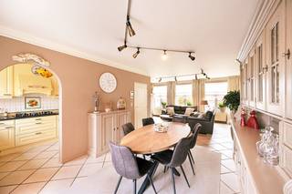 - Bekijk www.koosi.be voor een uitgebreide omschrijving van deze woning. - Gelegen in een zeer fijne rustige straat pal in het centrum van Stabroek treffen we deze piekfijn onderhouden bel-etage.De woning is gelegen op een perceel van 237m² en heeft een bewoonbare oppervlakte van 180m².Een ruime L-vormige woonkamer met leuke keuken, 3 slaapkamers, terrasje, fijne tuin, een ruime garage, praktische bergruimte,… kortom de perfecte gezinswoning!- Interesse? Aarzel niet om uw plaatsbezoek in te plannen via stef@koosi.be -