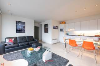 Situé dans la prestigieuse Résidence Zonnehaven, cet appartement orienté sud-ouest bénéficie d’un emplacement d’exception le long du chenal de Nieuport, offrant un cadre de vie paisible et maritime.<br /><br />Le séjour spacieux et baigné de lumière s’ouvre sur une agréable terrasse ensoleillée, parfaite pour profiter du soleil l’après-midi et en soirée. Les larges baies vitrées renforcent la sensation d’espace et de luminosité.<br /><br />L’appartement comprend également une chambre spacieuse et a été aménagé de manière moderne et élégante, avec des finitions soignées en parfaite harmonie avec le standing de la résidence.<br /><br />Grâce à sa situation privilégiée le long du chenal, à proximité du port de plaisance, de la plage et de la promenade, ce bien conjugue prestige, confort et cadre de vie unique.<br /><br />Un appartement raffiné dans un emplacement recherché, idéal pour les amateurs de lumière, d’eau et de qualité de vie à la côte belge.<br /><br />EPC = 241 