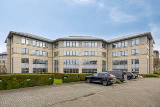 Deze instapklare kantoorruimte biedt een moderne, comfortabele werkomgeving die ideaal is voor zelfstandigen, kmo’s of groeiende ondernemingen.<br /><br />De verdieping beschikt over gemeenschappelijke voorzieningen waaronder een ruime, uitgeruste keuken en net onderhouden sanitaire ruimtes. Eveneens zijn er 4 binnen- en 2 buitenstaanplaatsen aanwezig (exclusief de vraagprijs).<br /><br />Dankzij de centrale ligging in de Belgicastraat, bevindt u zich op slechts enkele minuten van:<br />- Brussels Airport<br />- E40 en E19 snelwegen<br />- Station Zaventem en verschillende busverbindingen<br />- Tal van restaurants, cafés en diensten in de directe omgeving<br /><br />De site combineert een uitstekende bereikbaarheid met een rustige, professionele omgeving, ideaal voor bedrijven die efficiënt willen werken in een representatieve setting.<br /><br />Pluspunten:<br />- Volledige renovatie in 2020<br />- Instapklaar en modern afgewerkt<br />- Voldoende parkeergelegenheid <br />- Uitstekende bereikbaarheid (auto, openbaar vervoer, luchthaven)<br />- Professionele en rustige buurt<br /><br />Interesse en/of meer informatie gewenst? Neem dan contact op met onze makelaar Vicky en zij helpt u graag verder.