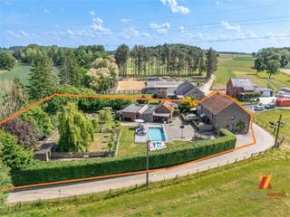 Deze woning, strategisch gelegen in een doodlopende straat biedt u de balans tussen wooncomfort en professionele mogelijkheden. Interesse? 0494...