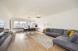 <p><span>Instapklaar en ruim appartement met terras én garageplek op de gegeerde Fruithoflaan</span></p><p><span>Op zoek naar ruimte, comfort én een uitstekende ligging?</span><span> Dit prachtige en instapklare appartement op de </span><span>5de verdieping (lift aanwezig) van het verzorgde Arosa-gebouw</span><span> in de begeerde Fruithoflaan te Berchem combineert het allemaal.</span></p><p><span>Met maar liefst </span><span>116 m² woonoppervlakte</span><span> en zowel een balkon aan de voorzijde als een terras achteraan, biedt dit appartement verrassend veel ruimte en mogelijkheden.</span></p><p><span> </span></p><p><span>Bij het binnenkomen valt meteen de </span><span>ruime inkomhal met ingebouwde kasten</span><span> op. </span></p><p><span>De </span><span>lichte en ruime leefruimte</span><span> vormt het hart van het appartement en geniet dankzij de ligging op de 5de verdieping, met lift, van een aangenaam open gevoel. De </span><span>vernieuwde keuken uit 2020</span><span> sluit hier mooi bij aan en biedt alles wat je nodig hebt voor dagelijks comfort.</span></p><p><span>Het appartement beschikt over </span><span>twee ruime slaapkamers</span><span>. Daarnaast is er nog een </span><span>zeer grote berging</span><span>, die dankzij de oppervlakte en indeling ook perfect kan worden ingericht als </span><span>derde slaapkamer, bureau, hobbyruimte of dressing</span><span>.</span></p><p><span>Een verzorgde badkamer met inloopdouche en verder zijn er </span><span>twee toiletten aanwezig</span><span>, wat zorgt voor extra praktisch comfort.</span></p><p><span>Ook op technisch vlak zit je goed: het appartement beschikt over een </span><span>gunstige EPC-score B</span><span>. De </span><span>ramen werden vernieuwd en zijn voorzien van driedubbele beglazing</span><span>.</span></p><p><span>De gemeenschappelijke kosten bedragen 265euro per maand (Water, gas, blokpolis, onderhoud, lift, reservefonds)</span></p><p><span>De garagebox is verplicht bij aan te kopen aan 20.000euro.</span></p><p><span>Troeven op een rij:</span></p><ul><li><span>Volledig instapklaar</span></li><li><span>Gegeerde Fruithoflaan in Berchem</span></li><li><span>Lift aanwezig</span></li><li><span>2 ruime slaapkamers</span></li><li><span>Zeer grote berging, </span><span>mogelijk in te richten als 3de slaapkamer of bureel</span></li><li><span>Vernieuwde keuken (2020)</span></li><li><span>Gunstig EPC B</span></li><li><span>Ruime inkomhal met </span><span>ingebouwde kasten</span></li><li><span>Terras achteraan + balkon vooraan</span></li></ul><p><span>Interesse? Plan dan zeker een bezoek en ontdek het zelf.</span></p><p><span>Sven@home4you.be</span></p><p><span> </span></p>