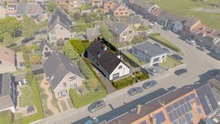 Deze zeer ruime woning werd doorheen de jaren grondig vernieuwd. Tussen 2016 en 2019 werden onder meer elektriciteit, sanitair, badkamers, keuken en verwarming aangepakt. In 2023 volgden nog bijkomende renovaties, waaronder nieuwe ramen in de leefruimte met driedubbel glas en elektrische rolluiken, gevelisolatie met crepi, installatie van 10 zonnepanelen met thuisbatterij, waterontharder, alarmsysteem en camerabewaking.<br /><br />De overige ramen zijn voorzien van manuele rolluiken.<br /><br />Buiten beschikt de woning over een oprit voor 3 wagens, een terras op het gelijkvloers, een ruim terras aan de kelderverdieping en een aangename tuin.<br /><br />Gelegen in een rustige straat in Mariakerke, met een vlotte bereikbaarheid naar het centrum, het strand en belangrijke invalswegen. Winkels en openbaar vervoer bevinden zich op wandelafstand. Er is gratis parkeergelegenheid in de straat en de nabije omgeving.<br /><br />Indeling:<br /><br />-1: polyvalente ruimte met aparte ingang en toegang tot terras, extra keuken/wasruimte, berging en 2 technische ruimtes<br /><br />Gelijkvloers: inkomhal met apart toilet, ruime woonkamer met open keuken en eethoek, 2 slaapkamers, badkamer met inloopdouche<br /><br />1e verdieping: 2 slaapkamers, waarvan 1 met dressing/bureau, ruime badkamer met ligbad, inloopdouche, dubbele wastafel en toilet<br /><br />2e verdieping: bergzolder<br /><br />Aarzel niet en neem contact op voor meer info of een afspraak! <br /><br />