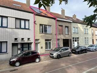 <p>Instapklare woning op een mooie locatie, bestaande uit een ruime inkomhal, een gezellige leefruimte met eet- en zithoek, een volledig uitgeruste keuken met kookeiland, een praktische was-/bergruimte, een afzonderlijk toilet en een private stadstuin met tuinberging.</p>
<p>Op de eerste verdieping bevindt zich een ruime slaapkamer en een ingerichte badkamer (douche, ligbad, toilet en lavabomeubel). Een vaste trap leidt naar de tweede verdieping, ingericht met een tweede en derde slaapkamer en een trapluik naar de geïsoleerde bergzolder.</p>
<p><b>Extra troeven:</b></p>
<ul>
<li>
<p>Energiezuinig (EPC-label C)</p>
</li>
<li>
<p>Voorzien van zonnepanelen</p>
</li>
<li>
<p>Airco aanwezig</p>
</li>
<li>
<p>Parkeergelegenheid voor de woning</p>
</li>
<li>
<p>Vlotte verbinding naar scholen, winkels, openbaar vervoer en belangrijke in- en uitvalswegen</p>
</li>
<li>
<p>Instapklaar!</p>
</li>
</ul>
<p>Deze woning is te koop ZONDER makelaar via het concept van <b><span>Smart Houses!</span></b> Wenst U verdere inlichtingen of bezoek? Contacteer rechtstreeks de eigenaar via <b><span>0497/93.04.99</span></b></p>