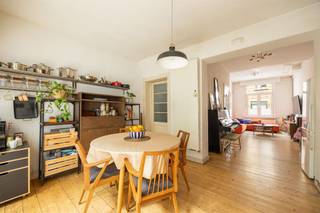 <p><span> </span></p><p><span>Op zoek naar een warme thuis in de stad, met karakter én ruimte? In deze rustige, opkomende buurt tussen Park Spoor Noord en het Rivierenhof woon je heerlijk centraal, omringd door jonge gezinnen, leuke buurtwinkels en pleintjes. Deze charmante woning combineert licht, authenticiteit en een praktische indeling met een gezellige stadstuin als extra troef.</span></p><p><span> </span></p><p><span>Charmant &amp; lichtrijk wonen</span></p><p><span>Binnenkomen doe je via een ruime inkomhal met prachtige cementtegels en een originele trap die meteen de toon zet. De hoge plafonds en sierlijke moluren zorgen voor een open en elegante sfeer die je doorheen de hele woning voelt.</span></p><p><span>Vooraan bevindt zich de leefruimte, een aangename plek waar het daglicht rijkelijk binnenvalt. Dankzij de zuidgerichte oriëntatie en de vele ramen voelt het hier altijd licht en luchtig aan. De warme plankenvloer en de open connectie met de keuken maken dit tot een gezellige plek om te ontspannen of gasten te ontvangen.   Deze keuken is praktisch ingericht met een donker houten look en een natuurstenen werkblad. Hier kook je met plezier, terwijl er nog voldoende plaats is voor een eettafel. Via de dubbele glazen deur wandel je zo naar buiten.</span></p><p><span>De stadstuin is een echte bonus: zuidgericht, onderhoudsvriendelijk en met een charmant groen accent dankzij de begroeiing. Ideaal voor lange zomeravonden of een rustige koffiepauze in de zon.</span></p><p><span> </span></p><p><span>Ruimte voor het hele gezin</span></p><p><span>Op de tussenverdieping vind je een apart gastentoilet met natuurlijk licht – altijd handig.</span></p><p><span>De eerste verdieping voelt ruim en comfortabel aan. Vooraan ligt een grote slaapkamer met hoge plafonds, een mooie, witmarmeren sierschouw en grote ramen. Aansluitend bevindt zich een tweede kamer die perfect kan dienen als dressing, bureau of kinderkamer.</span></p><p><span> </span></p><p><span>De badkamer is verrassend groot en volledig uitgerust: een ligbad, inloopdouche, dubbele lavabo, tweede toilet én plaats voor was- en droogmachine. Hier start en eindigt je dag in alle comfort.</span></p><p><span>Nog een verdieping hoger wachten twee extra slaapkamers, beide volwaardig en aangenaam licht. Achteraan heb je bovendien toegang tot een ruim, zonnig dakterras (niet vergund), waar je in alle rust van de zon geniet.</span></p><p><span>Extra bergruimte nodig? De droge kelder van zo’n ca 32 m² biedt meer dan voldoende plaats.</span></p><p><span> </span></p><p><span>Levendige buurt met alles dichtbij</span></p><p><span>Hier woon je rustig, maar nooit afgezonderd. Op wandel- of fietsafstand liggen zowel Park Spoor Noord als het Rivierenhof – ideaal voor sport, ontspanning of een picknick in het groen. Winkels, scholen en openbaar vervoer zijn vlot bereikbaar, en ook de Ring ligt vlakbij. Een locatie die het beste van stad en buurtgevoel combineert.</span></p><p><span> </span></p><p><span> </span></p>