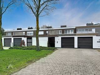 Energiezuinige woning op een centrale ligging bestaande uit een inkomhal met vestiaire en afzonderlijk toilet, gezellige leefruimte (parket)...