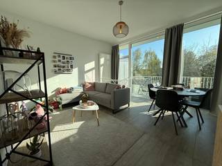 Dit appartement geniet van een uitstekende ligging op wandelafstand van de markt van Tielt, naast Delhaize. <br />Het pand is volledig instapklaar; geschilderd, armaturen,..... Alsook is het appartement uitgerust met een ondergrondse autostaanplaats en kelderberging. <br /><br />Het appartement omvat:<br />Inkomhal met inbouwkasten, leefruimte met open keuken, slaapkamer, badkamer, toilet, zuid-west gericht terras. <br />De ondergrondse berging en autostaanplaats zijn inbegrepen in de huurprijs.<br /><br />Beschikbaar vanaf 01/02/2025.<br />Provisie gemeenschappelijke kosten: €50/ maand.<br /><br />Enkele troeven: <br />- Instapklaar;<br />- Energiezuinig;<br />- Aangenaam terras;<br />- Grote ramen en hoge plafonds: zeer lichtrijk!<br /><br />Interesse in dit appartement? Contacteer ons voor uw bezoek.