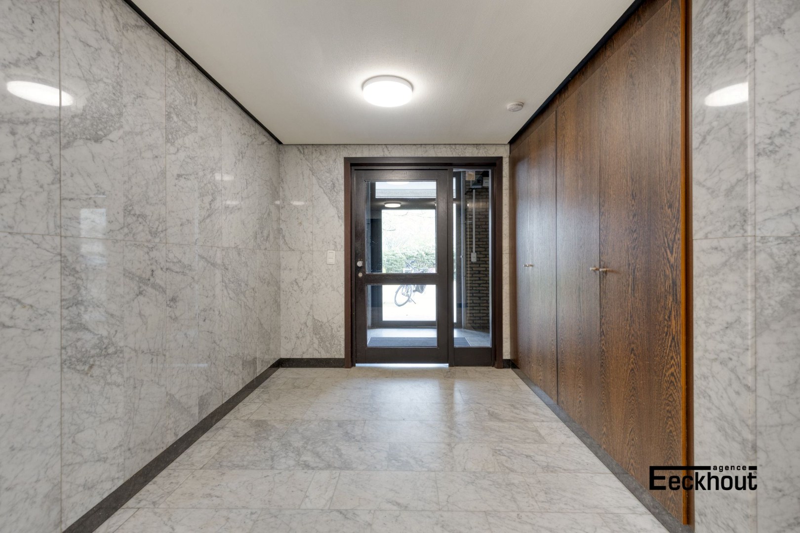 Ruim en zonnig appartement met open zicht en 2 slaapkamers, in het centrum van Oostende, vlakbij jachthaven. - foto 4