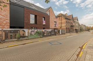 WERKEN GESTART<br /><br />In het rustige Hingene wordt Residentie Haelenhof opgetrokken, een stijlvol en energiezuinig woonproject. Volgens velen de mooiste deelgemeente van Bornem door zijn gezellige centrum, kasteel d'Ursel en het rondomliggend park. De residentie is gelegen op een centrale locatie nabij de N16 en op wandelafstand van winkels, scholen en openbaar vervoer.<br /><br />De architectuur combineert strakke lijnen, grote raampartijen en kwalitatieve afwerking in een kleinschalige residentie met veel aandacht voor wooncomfort.<br /><br />Het project zal bestaan uit 9 hedendaagse appartementen, telkens met een functionele indeling, veel lichtinval en eigen buitenruimte.<br />De ondergrondse verdieping is voorzien van parkeerplaatsen en private bergingen.<br />Achteraan het gebouw vinden we tevens een gemeenschappelijke fietsen- en tuinberging terug.<br /><br />De units zullen bijna-energieneutraal zijn en meer dan voldoen aan de huidige energienormen (E-peil ≤ 30). Er wordt oa. gebruik gemaakt van vloerverwarming via een geothermische warmtepomp, een ventilatiesysteem type D en thermische en akoestische isolatie.<br /><br />Alle appartementen genieten van een ruim terras en de gelijkvloers appartementen genieten daarenboven van een mooie tuin.<br />Er wordt gestreefd naar een kwalitatieve afwerking tot in de puntjes.<br /><br />De constructiewaarde kan aangekocht worden aan 6% BTW, indien je voldoet aan de voorwaarden.<br /><br />Wenst u meer informatie over dit kwalitatieve project?<br />Contacteer ons gerust via yordi@julimmo.be of 0473 76 18 07.