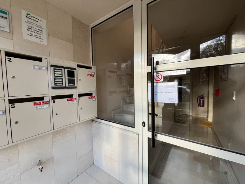 Vernieuwd 2-slaapkamer appartement, met staanplaats en kelderberging - photo 2