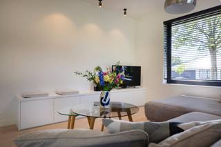 In www.roggeveld25.be (url kopiëren en plakken indien doorklikken niet lukt) in Kortrijk stellen we jou graag deze heel recent gerenoveerde woning voor.  De huidige eigenaars lieten de woning renoveren met het idee er heel lang te wonen. Maar de liefde voor een andere woning sloeg toe waardoor een verhuis op het programma staat. Maar dit is zeer goed nieuws voor jou!  Ontdek deze charmante woning met 4 slaap- en 2 badkamers, een mooie tuin, garage, ... En van gas is hier geen sprake meer! De woning wordt verwarmd (en gekoeld) met een warmtepomp met vloerverwarming, airco's, zonnepanelen, ...<br /><br />HOMERUN: Op zaterdag 20 juni ben je van harte welkom op de Homerun. Via www.roggeveld25.be kan je een afspraak inplannen. Eveneens via de website verneem je veel meer, zoals een uitgebreide omschrijving, foto's, 360° rondgang, documenten, …  <br /><br />KICK-OFF PRIJS: De vermelde prijs is een Kick-Off prijs waarop een eenmalig bod kan uitgebracht worden (zowel boven als onder de Kick-Off prijs). Dankzij het kwaliteitslabel van Henry Houser ben je zeker dat de biedingen correct verlopen zonder dat er een opbodspel gehouden wordt! Over de transparante procedure is alles te lezen op de website van de woning.  <br /><br />EXTRA BEZOEK: Mocht je op 20 juni niet vrij zijn, geef dan gerust een belletje om een afspraak in te plannen op een ander moment.  <br /><br />Groeten, Hendrik van Henry Houser<br /> 