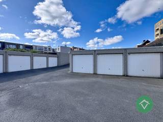 Deze garage nr. 37 bevindt zich op een boogscheut van het centrum van Oostende, langs de Torhoutsesteenweg.<br />Het geheel maakt deel uit van een stijlvol en verzorgd gebouw, waarbij de circulatieruimte ruim werd ontworpen om een vlotte doorgang te garanderen.<br /><br />De toegang verloopt via een sectionaal, elektrische poort met vrije doorgang van 2m10.<br /><br />De afmetingen van de garage zijn 5,32 m diepte op 2,75 m breedte.<br /><br />Bent u op zoek naar een veilige parkeerplaats dicht bij het centrum? Neem dan vandaag nog contact met ons op.