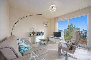 <ul>
	<li>Gelegen op de <strong>6e verdieping </strong>van Residentie Westdiep, prachtig open zicht en <strong>zonnig terras</strong> om optimaal te genieten.</li>
	<li><strong>Volledig instapklaar: </strong>het kwalitatieve, als nieuwe meubilair kan indien gewenst in het appartement blijven. <strong>Vandaag kopen, morgen genieten!</strong></li>
	<li>Topligging vlak bij het strand én het <strong>centrum van Oostende.</strong> Alles op wandelafstand: winkels, openbaar vervoer en voorzieningen!</li>
	<li><strong>Indeling: </strong>Inkomhal, lichtrijke leefruimte met toegang tot het terras, open keuken, <strong>2 slaapkamers,</strong> badkamer met toilet, handige berging.</li>
	<li><strong>Extra troeven:</strong> ideaal als tweede verblijf, kwalitatief <u><strong>meubilair</strong></u> dat eventueel kan blijven, fietsenberging aanwezig, afvallook voorzien, <strong>mogelijkheid tot aankoop van een autostaanplaats.</strong></li>
	<li>Interesse? Een bezoek kan zeer flexibel worden ingepland, ook buiten de kantooruren en in het weekend.</li>
</ul>