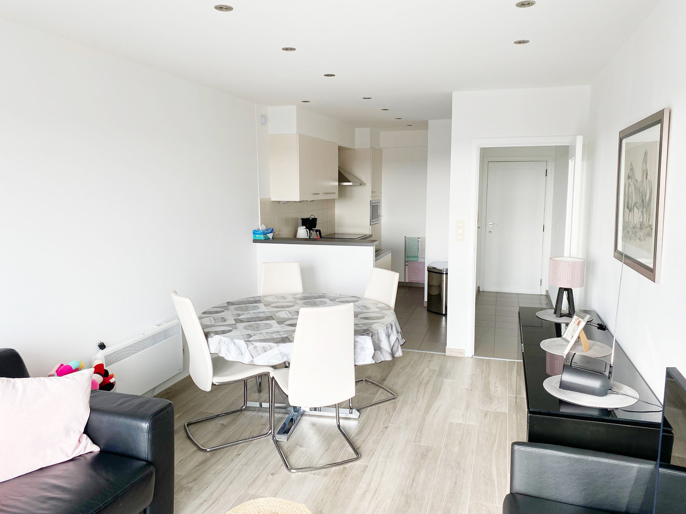 Volledig gerenoveerd en betaalbaar appartement met 1 slaapkamer, gelegen op de 9e verdieping van complex "Costa Brava". - photo 2