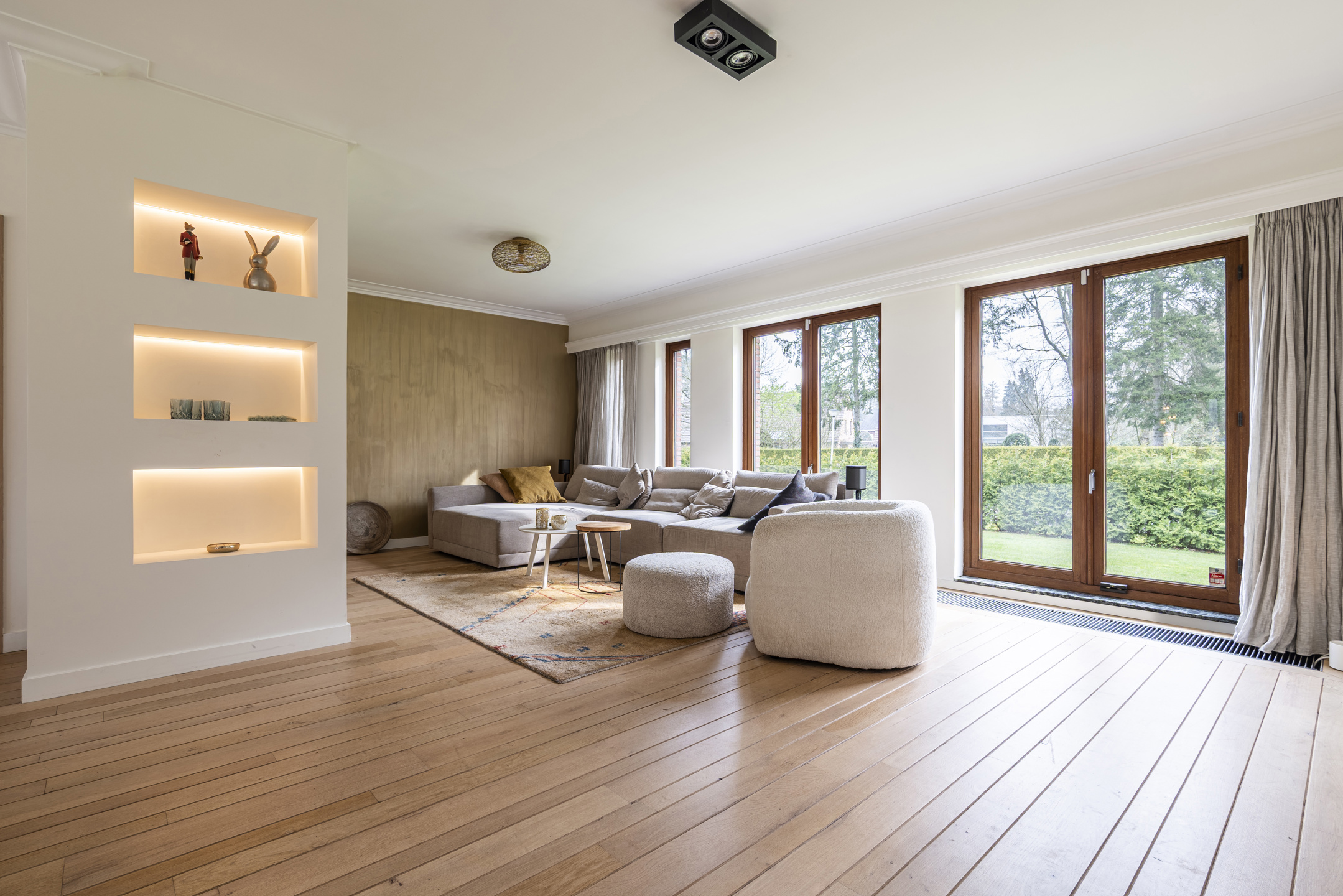 Ruime, recent gerenoveerde villa met 5 slpks op 2.430 m² - foto 3