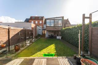 CHARMANTE EN VERRASSEND RUIME WONING IN OOIGEM (mogelijkheid tot kangoeroewonen)<br /><br />In het gezellige Ooigem bevindt zich deze verzorgde rijwoning met een bijzonder praktische indeling en tal van mogelijkheden.<br /><br />Dankzij de twee ruime leefruimtes geniet je van alle comfort en flexibiliteit.<br /><br />Met twee keukens en twee badkamers biedt deze woning een uitzonderlijke meerwaarde. Bovendien is kangoeroewonen hierdoor mogelijk, waardoor de woning uitermate geschikt is voor inwonende ouders, volwassen kinderen of een combinatie van samenwonen met behoud van privacy.<br /><br />De woning beschikt over vier volwaardige slaapkamers, ideaal voor gezinnen of wie extra ruimte wenst voor een bureau of hobbykamer. <br /><br />Opbergruimte is ruimschoots aanwezig dankzij de vele praktische bergruimtes.<br /><br />Buiten geniet je van een aangelegde, onderhoudsvriendelijke tuin met een handige uitweg achteraan. Via dit pad is de carport aan de achterzijde van het perceel vlot bereikbaar, zodat je je wagen steeds veilig en comfortabel kunt parkeren.<br /><br />Kortom, een veelzijdige woning met ruimte, comfort en tal van mogelijkheden — ideaal voor wie op zoek is naar een thuis met extra woonopties.<br /><br />Plan snel je bezoek via 051 47 48 47 of mail naar Tielt@immofrancois.be.<br /><br />Deze prijs is een startprijs: Ieder bod wordt voorgelegd aan de eigenaars die zich het recht voorbehouden om dit al dan niet te aanvaarden