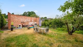 Rustig en gunstig gelegen woning met ruim bijgebouw op een zuidelijk georiënteerd perceel van 5a40ca.<br />De woning omvat: kelder, inkomhal, living, keuken, badkamer en veranda.<br />Op de verdieping: 2 ruime slaapkamers.<br />Cv op aardgas met condenserende ketel. EPC: 453 Kwh/m² jaar - energielabel E - UC:3912322-RES-1.<br />Totale vloeroppervlakte: 130m² + kelder en bijgebouw. Zonnepanelen aanwezig voor 4.680 Wp.<br />De elektriciteit is conform.<br />Stedenbouwkundige info: woongebied - vergund geacht - niet gelegen in verkaveling - geen voorkooprecht ruimtelijke ordening - geen rechterlijke herstelmaatregel of bestuurlijke maatregel opgelegd - geen maatregelen in het Vlaams handhavingsplatform. <br />Geen risicozone voor overstromingen. Gebouwscore A - perceelscore B.<br />PREMIES voor renovatie: informatie over premies en financiële steun bij de renovatieverplichting kan u raadplegen op de website https://www.vlaanderen.be/een-huis-of-appartement-kopen/renovatieverplichting-voor-residentiele-gebouwen . Renovatieverplichting: kopers van woningen met een EPC-label E of F worden verplicht om binnen de 6 jaar na datum notariële akte de woning energetisch te renoveren tot minimum energielabel D = EPC 400 kWh/m² of beter.