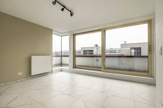 <strong>Fantastisch duplex-appartement (ca 110 m²) met 3 slaapkamers en ruim zonneterras</strong><br /><br />Recent, ruim en uitzonderlijk lichtrijk duplex-appartement met groot zonneterras in het centrum van Boechout. Drie slaapkamers, moderne afwerking en alle comfort binnen handbereik.<br /><br /><span><strong>Specifieke kenmerken:</strong></span><br />- Nieuwbouwproject ‘Midden II’ in het centrum van Boechout (2019)<br />- Bewoonbare oppervlakte van ca. 110 m²<br />- Geweldige lichtinval dankzij vele raampartijen<br />- Riante leefruimte met toegang naar terras (35 m²)<br />- Kwalitatieve Vasco keuken met AEG toestellen<br />- 3 slaapkamers<br />- Staanplaats bij te huren aan € 80 per maand<br />- Gemeenschappelijke fietsenstalling<br />- Gemeenschappelijke kosten: € 120 per maand (elektriciteit/onderhoud gem. delen, lift, syndicus, ... )<br />- Openbaar vervoer, station Boechout, P&amp;R Boechout op wandelafstand<br /><br /><span><strong>Technische kenmerken:</strong></span><br />- Groendak met 4 zonnepanelen<br />- Dubbele beglazing met aluminium profielen (zonnewerend glas)<br />- Ventilatie type D<br />- Zonnetent op het terras<br /><br /><strong><span>Indeling:</span></strong><br /><strong>Gelijkvloerse verdieping:</strong><br />- Leefruimte (ca 55 m²)<br />- Keuken<br />- Apart toilet<br />- Berging/wasplaats<br /><br /><strong>Eerste verdieping:</strong><br />- Nachthal<br />- 3 slaapkamers (8 - 12 - 15 m²)<br />- Badkamer met ligbad/douche, toilet en wastafel (8 m²)