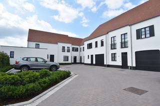 Deze woning (bouwjaar 2018) is gelegen op een rustig gelegen woonerf op wandelafstand van het centrum van Oud-Turnhout. De woning is momenteel verhuurd en omvat een inkomhal, woonkamer, open keuken en berging, een private inpandige fietsenberging, 3 slaapkamers en badkamer op verdieping, 4de slaapkamer op 2de verdieping. Gezellig westgericht tuintje. <br /><br />Indeling:<br />De gelijkvloerse verdieping beschikt over een inkomhal met apart toilet, gezellige leefruimte, open keuken met eiland (afgewerkt met natuurstenen werkblad, vaatwasser, koelkast, combi-oven, keramische kookplaat en dampkap) en een ruime koele berging naast de keuken. <br /><br />De eerste verdieping bevat 3 slaapkamers, een badkamer met dubbele lavabo, ligbad en douche, apart toilet met aansluiting voor wasmachine en droogkast. <br /><br />De tweede verdieping verschaft toegang tot de zolderruimte met een vaste trap naar een 4de slaapkamer of hobbykamer.<br /><br />De tuin is westgericht en onderhoudsvriendelijk!<br /><br />Het eigendom omvat tevens een staanplaats voor 1 wagen en een inpandige berging voor fietsen en vuilbakken.<br /><br />Bijzonderheden:<br />- De woning is momenteel verhuurd, dus een ideale investering mocht u onmiddellijk rendement wensen. De huidige niet-geïndexeerde huurprijs bedraagt 1.150 EUR/maand.<br />- Beschikbaar voor eigen gebruik, mits inachtneming opzegmodaliteiten van het huurcontract.<br />- Gunstig EPC (E43 / 71 kWh/m²)<br />- Betreft mede-eigendom - gemeenschappelijke kosten: maandelijkse provisie van 61 EUR<br /><br /><br /><br />.