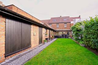 Bij het binnenkomen van deze charmante gezinswoning voelt u direct een zeer warme sfeer. De authenticiteit maar ook het belang van het...