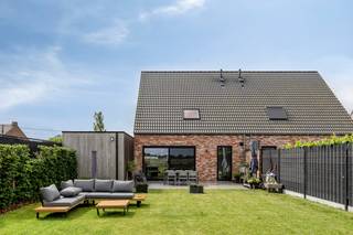 Deze instapklare woning combineert comfort, ruimte en een rustige ligging nabij Ieper. Dankzij de praktische indeling en moderne voorzieningen is dit de ideale woning voor wie op zoek is naar een energiezuinige thuis met vlotte bereikbaarheid.Bij het binnenkomen wordt u verwelkomd in een lichtrijke leefruimte die naadloos aansluit op de open keuken. Deze aangename leefomgeving vormt het hart van de woning en biedt voldoende ruimte voor het hele gezin. Op het gelijkvloers bevinden zich daarnaast een praktische berging, een afzonderlijk gastentoilet en een bureau dat perfect dienst kan doen als thuiswerkplek, hobbyruimte of speelkamer.Op de eerste verdieping vindt u drie volwaardige slaapkamers, een badkamer uitgerust met zowel een ligbad als een douche en een tweede apart toilet. De zolder zorgt voor extra opslagruimte.Buiten geniet u van een ruime tuin met verzicht. Verder beschikt de woning over een carport, een oprit met plaats voor minstens twee wagens en een tuinberging.De rustige ligging nabij Ieper en de vlotte verbinding naar de A19 maken deze woning extra aantrekkelijk voor wie comfortabel wil wonen met alle voorzieningen binnen handbereik.De kijkdag gaat door op zaterdag 27 juni.Interesse? Plan je bezoek in via Dewaele.com!Wie dat wenst, kan tot en met dinsdag 30 juni om 18u een bod onder gesloten omslag indienen. De ontvangen biedingen worden daarna in overweging genomen.De algemene voorwaarden van Dewaele DIY kunt u steeds raadplegen via dewaele.com.Bestuursmaatregelen in het maatregelenregister: in aanvraag