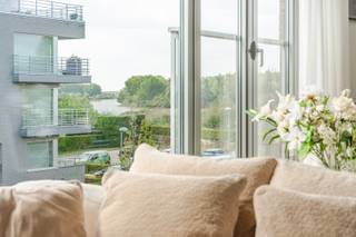 Welkom in dit schitterende duplex appartement in het mooie Sint-Amands, vlakbij de Schelde. Dit appartement biedt niet alleen een adembenemend uitzicht, maar ook tal van luxueuze voorzieningen die het een unieke kans maken voor iedereen die op zoek is naar een nieuwe energiezuinige thuis.<br /><br />Bij binnenkomst betreedt u de ruime inkomhal met parketvloer die naadloos doorloopt in de woonkamer. De grote raampartijen zorgen voor een overvloed aan natuurlijk licht, waardoor de ruimte warm en uitnodigend aanvoelt. De woonkamer is royaal bemeten en biedt toegang tot twee terrassen, waardoor de woonruimte optisch wordt vergroot. Elk van de 3 terrassen is ideaal gelegen om te genieten van de zon.<br /><br />De moderne keuken is volledig uitgerust met alle nodige MIELE toestellen en beschikt over een praktische berging. In de inkomhal vindt u ook een apart gastentoilet met handenwasser. Als we de trap opgaan naar de bovenverdieping, ontdekken we drie slaapkamers, waarvan twee toegang hebben tot een derde terras. Hier kunt u opnieuw genieten van het prachtige uitzicht op de Schelde.<br /><br />De badkamer is voorzien van zowel een douche als een ligbad, zodat u 's ochtends nooit voor een moeilijke keuze staat. Daarnaast is er een aparte wasplaats voor uw gemak. De recent vernieuwde brander zorgt voor efficiënte verwarming van het hele appartement.<br /><br />In de ondergrondse garage heeft u twee autostaanplaatsen naast elkaar en een zeer ruime berging met heel wat schabben waar u fietsen en andere spullen perfect kunt opbergen. De gemeenschappelijke lasten bedragen 201 euro per maand.<br /><br />Dit prachtige appartement is vrij bij akte en klaar om zijn nieuwe eigenaar te verwelkomen. Heeft u interesse in een bezoek? Bel snel voor een afspraak en ervaar zelf de luxe en het comfort van dit duplex appartement in Sint-Amands.<br /><br />Wacht niet te lang, want een kans zoals deze komt niet vaak voorbij!
