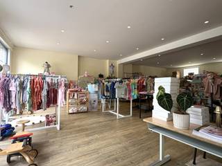 <p>Op zoek naar de ideale locatie voor uw zaak, winkel of praktijk? </p><p>Ontdek deze commercieel uitstekend gelegen ruimte van 90 m² in het levendige dorpscentrum van Astene.</p><p></p><p>Deze veelzijdige handelsruimte biedt tal van mogelijkheden en beschikt over een lichtrijke open ruimte van 71 m², ideaal voor een winkel, kantoor of praktijk. Daarnaast is er een praktische berging met spoelbak en een apart toilet aanwezig voor extra comfort.</p><p></p><p>Een grote troef is de parkeergelegenheid vlak voor de deur, wat zorgt voor een vlotte bereikbaarheid voor klanten.</p><p>De ruimte bevindt zich op een toplocatie nabij de N43 (Kortrijksesteenweg), de drukke verbindingsweg tussen Gent en Kortrijk, in het historische en bruisende hart van Astene. </p><p>Bovendien bereikt u de E17-oprit in minder dan 5 minuten, wat een uitstekende bereikbaarheid garandeert.</p>