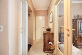 Indeling: <br />- inkomhal <br />- apart gastentoilet <br />- ruime leefruimte<br />- ingerichte keuken<br />- slaapkamer 1 (13 m²) <br />- slaapkamer 2 (8 m²) <br />- slaapkamer 3 (8 m²) <br />- badkamer met douche, lavabomeubel en aansluiting voor wasmachine<br />- kelder <br />- terras <br /><br />Achter het gebouw bevindt zich een garagebox die bij aan te kopen is voor €25.000. <br /><br />Troeven: <br />- rolluiken en screens <br />- vliegenramen <br />- gunstig EPC <br />- traplift <br />- garagebox <br />- 3 slaapkamers <br />- op wandelafstand van de Bist <br /><br />Bent u geïnteresseerd in dit appartement te koop in Wilrijk? Aarzel dan niet om contact met ons op te nemen. Wenst u uw eigendom ook te koop of te huur te stellen? We helpen u graag verder. Steeds tot uw dienst om u verder te helpen met al uw vragen over vastgoed! <br /><br /><br />Bestuursmaatregelen in het maatregelenregister: nee