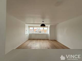 Dit gezellige appartement op de bovenste verdieping is gelegen in een rustige en goed bereikbare buurt vlakbij het centrum van Kapellen. <br /><br />Je komt binnen in de inkomhal voorzien van een handige kapstok en schoenenrek. De living op parketvloer is ruim en geniet van veel daglicht.<br />Vanuit de living heb je toegang tot de lichtrijke halfopen keuken, voorzien van voldoende kastruimte en ijskast met diepvriezer. <br /><br />Verder zijn er 2 slaapkamers en een moderne badkamer voorzien van aansluiting voor een wasmachine.<br />De eerste slaapkamer is voorzien van een grote kleerkast met schuifdeuren en een bed. <br /><br />Overal in het appartement zijn de radiatoren mooi weggewerkt door omkasting en is er ook opbergruimte in voorzien. <br />Er is nog een berging in de kelder.<br /><br />Het appartement heeft een gunstig EPC (B) en er werden pas thermostatische kranen geïnstalleerd aan de radiatoren.<br />De provisie voor het verbruik van verwarming bedraagt maandelijks 150 Euro.<br />De gemeenschappelijke kosten zijn 100 Euro per maand.<br /><br />Interesse? Neem contact op voor meer informatie of een bezichtiging.